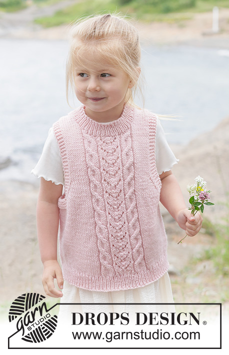 Pastellrosa gestrickte Kinderweste mit Zopfmustern